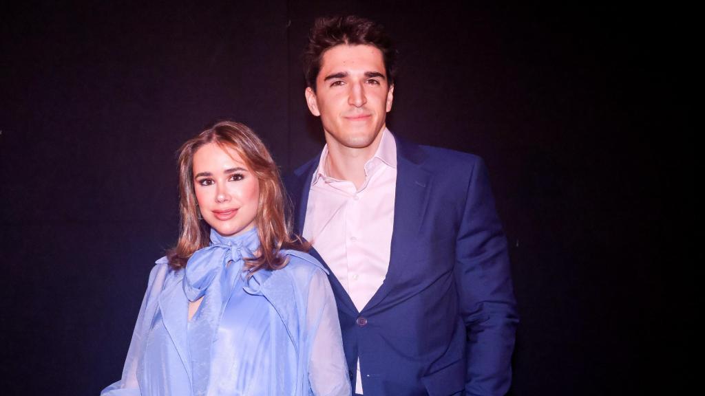 Javier García-Obregón Pérez-Lago, el hijo de Paloma Lago, junto a su mujer, Eugenia Gil, en un acto público.