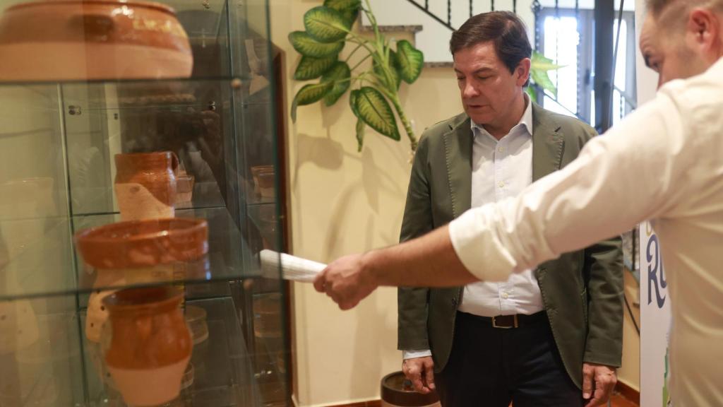 El presidente de la Junta, Alfonso Fernández Mañueco, presenta en Pereruela una nueva medida de apoyo al comercio en el mundo rural y visita el museo del barro