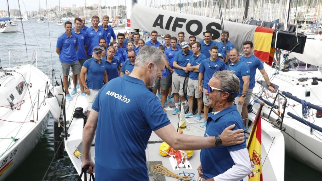 El Rey, este martes, día 29, en Palma, saludando al presidente del club, Rafael Gil.