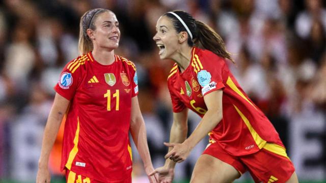 Montaje con las fotos de Alexia Putellas y Aitana Bonmatí en un partido de la selección española.