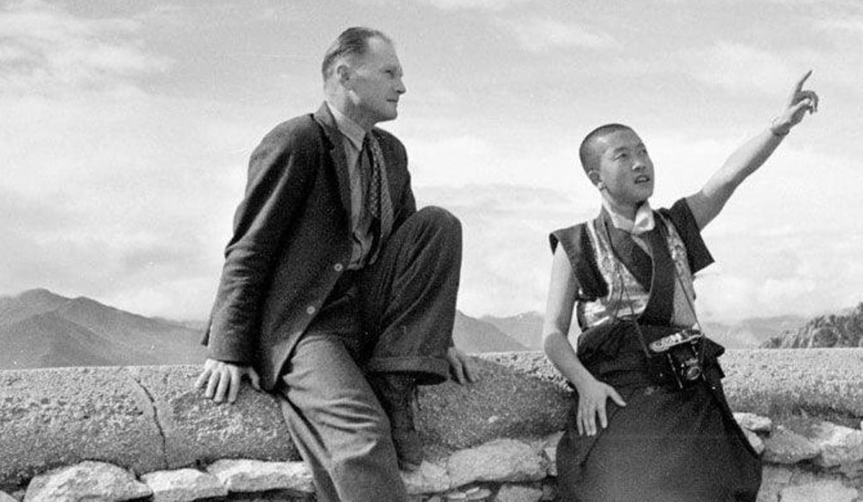 El alpinista Heinrich Harrer, junto a un monje budista.