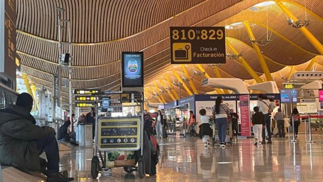 Una persona sin hogar entre los pasajeros de la T4 de Barajas.