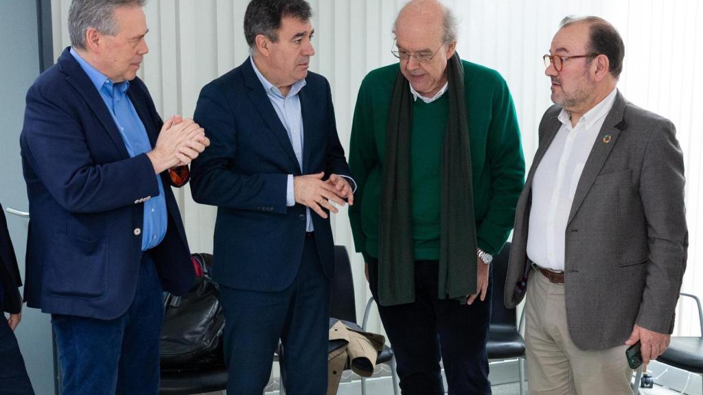 Los conselleiros de Sanidade y Educación, junto con representantes de la USC en una foto de archivo