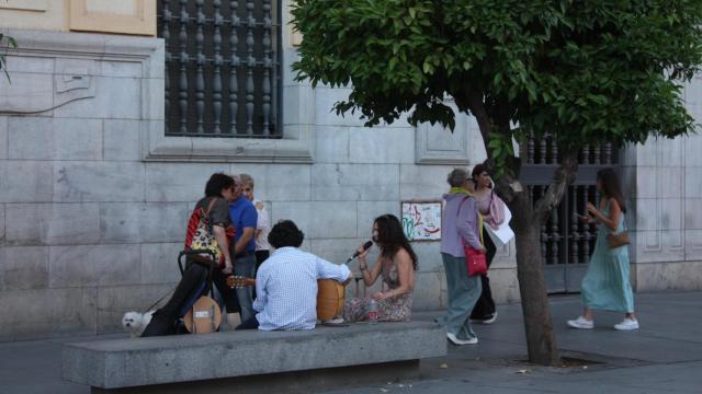 Personas cantando en la avenida de la Constitución