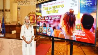 Irene Carvajal presentando Cine de Verano Familiar