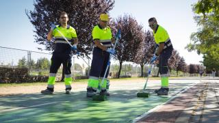 Operarios de obras en el en el tramo de la avenida del Padre Ignacio Ellacuría del carril bici de Salamanca
