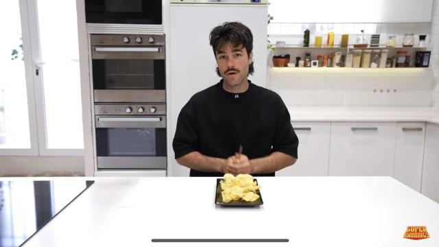 Peldanyos, influencer gastronómico probando patatas del bolsa de supermercado.