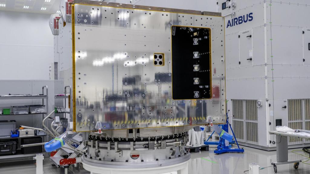 Satélite LSTM en la sala limpia