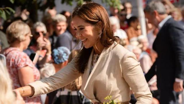 Mary de Dinamarca, saludando durante el evento.