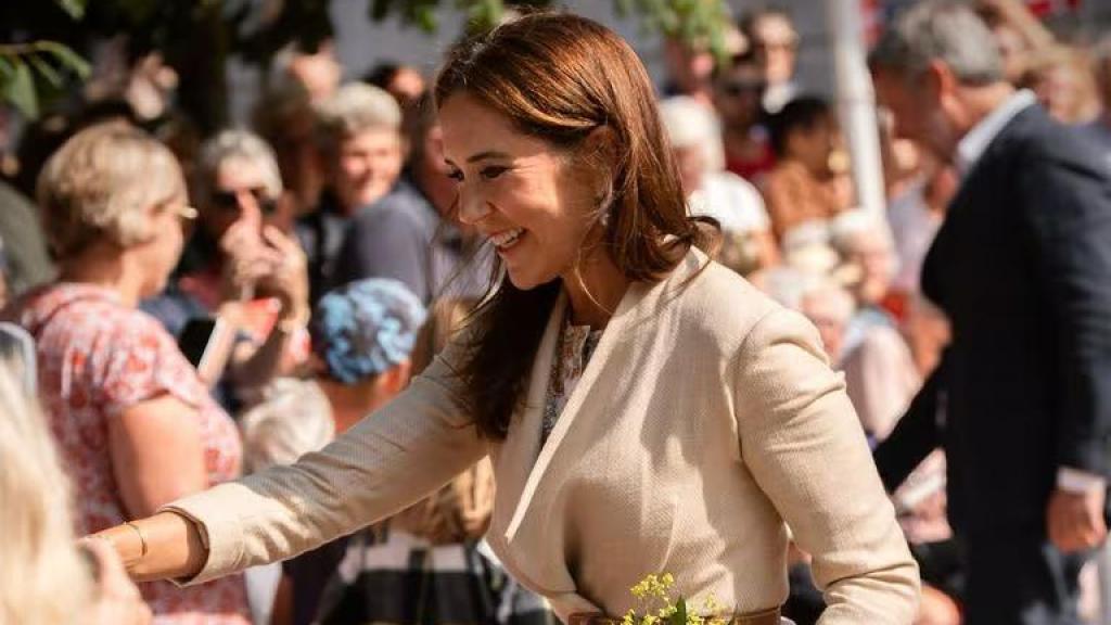 Mary de Dinamarca, saludando durante el evento.