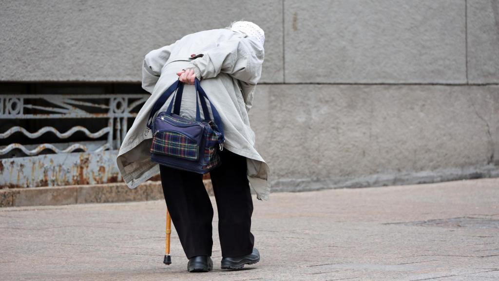 Una anciana paseando, en una imagen de archivo.