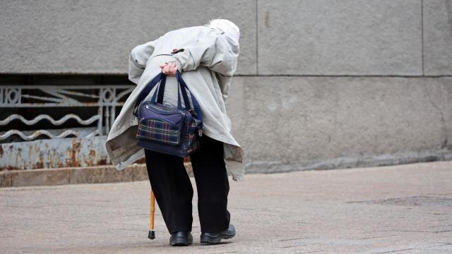 Una anciana paseando, en una imagen de archivo.