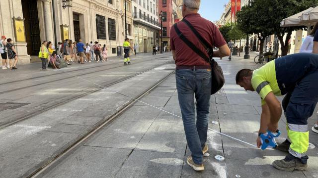 Instalación de los toldos en la avenida de la Constitución