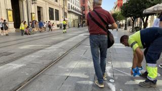 Instalación de los toldos en la avenida de la Constitución