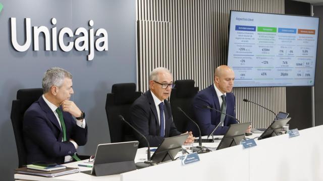 Pablo González, director financiero de Unicaja; Isidro Rubiales, su consejero delegado, y Jaime Hernández, director de Relaciones Institucionales del banco, este martes durante la presentación de resultados de la entidad.