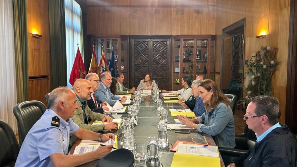 Imagen de la reunión mantenida esta mañana entre la alcaldesa y el resto de implicados en la elaboración de la nueva ordenanza.
