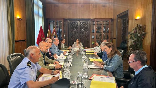 Imagen de la reunión mantenida esta mañana entre la alcaldesa y el resto de implicados en la elaboración de la nueva ordenanza.