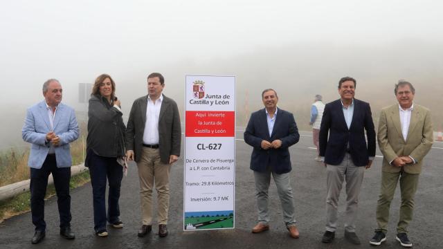 El presidente de la Junta de Castilla y León, Alfonso Fernández Mañueco, visita las obras de actualización y mejora de la carretera CL-627, entre Cervera de Pisuerga y Cantabria, en el puerto de Piedrasluengas