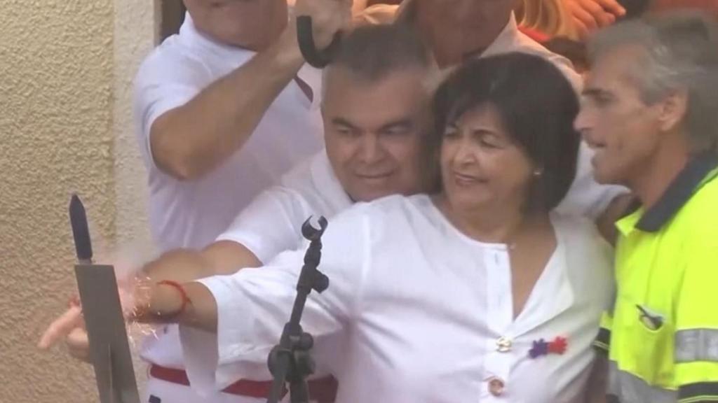 Santos Cerdán y Belén Cerdán en el cohete de las fiestas de Milagro (Navarra).