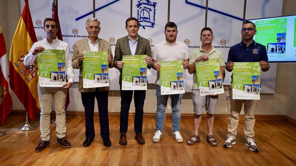 Foto de familia de la V Marcha Solidaria Entretapiales