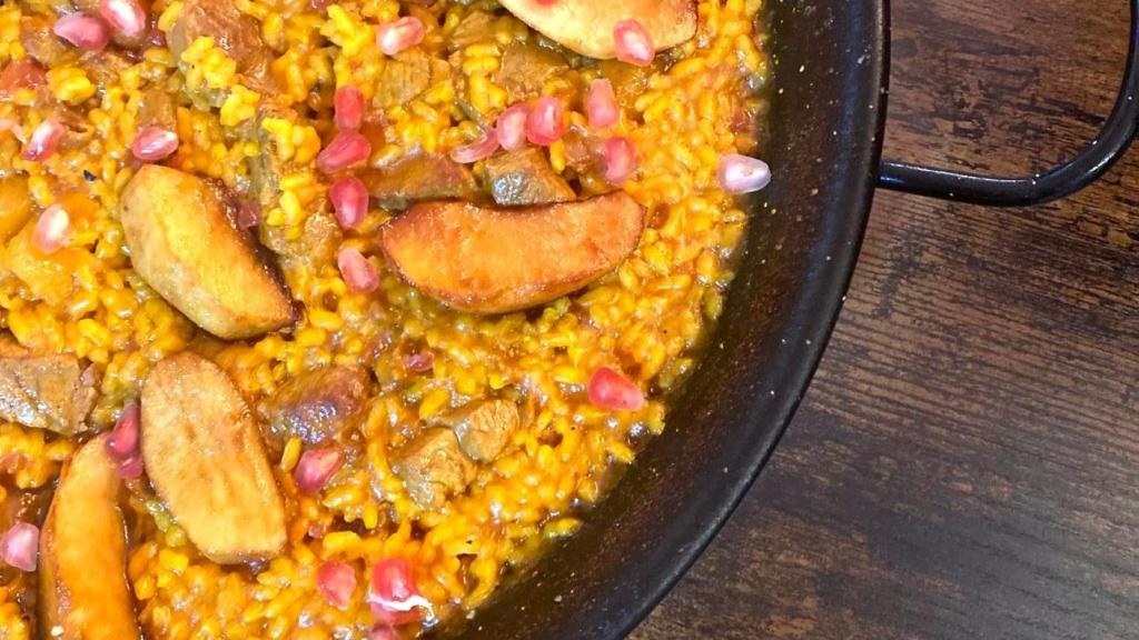 Una de las paellas que preparan en este restaurante destacado por la Guía Michelin.