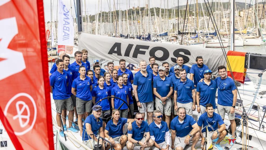 El rey Felipe VI, con la tripulación del Aifos