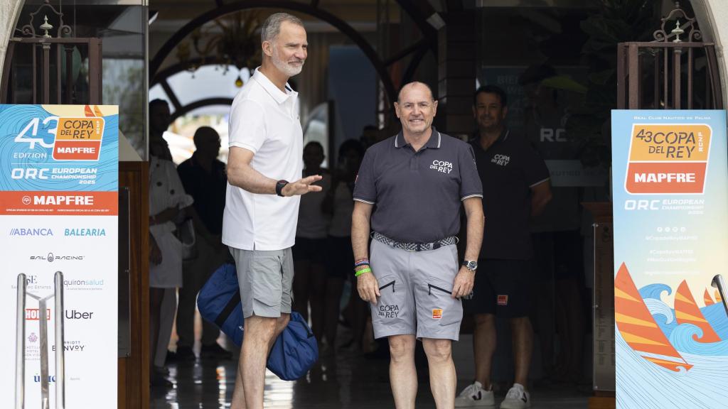 El rey Felipe VI, en la entrada principal del RCNP junto con el presidente del RCNP, Rafael Gil