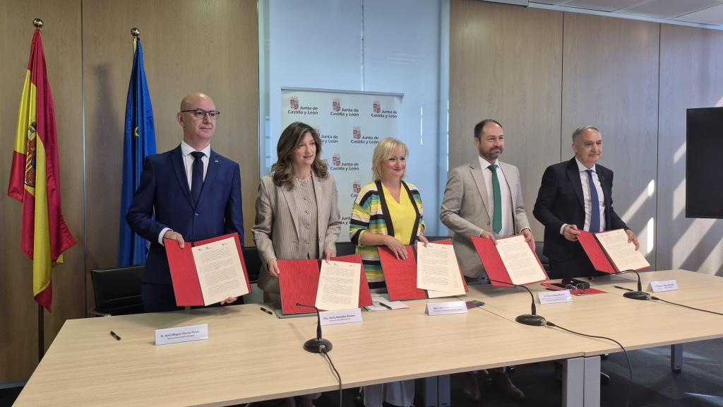 La consejera de Industria, Comercio y Empleo, Leticia García, con los rectores de las universidades de Valladolid, Burgos y León y el delegado del rector de la de Salamanca, durante la firma del acuerdo, este martes