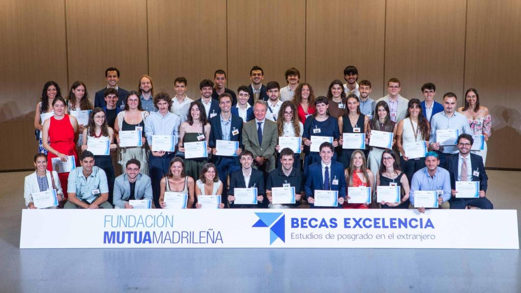 Foto de familia de la celebración de los 20 años de Becas Excelencia de la Fundación Mutua.