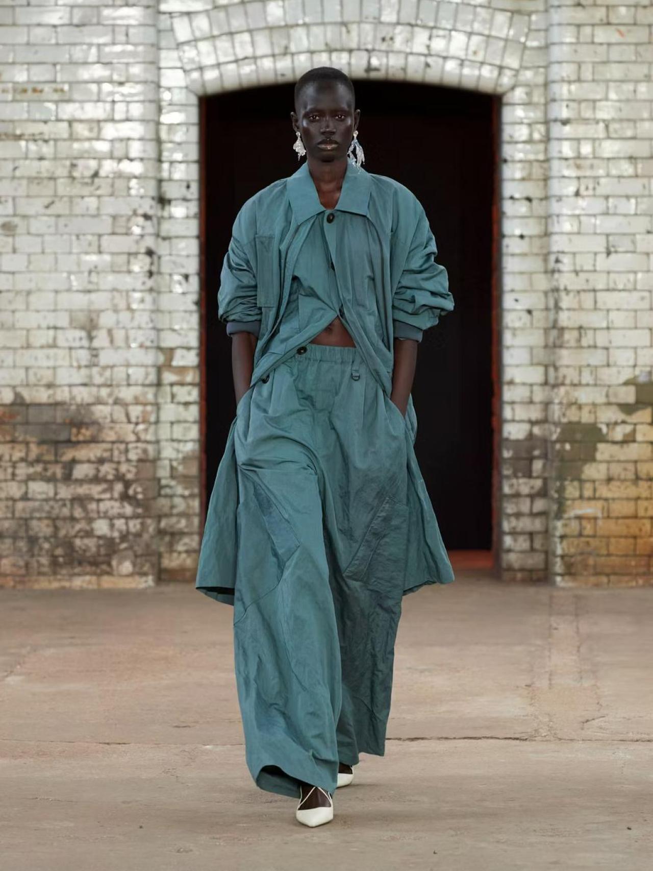 Silueta del desfile primavera-verano 2025 de Qasimi.