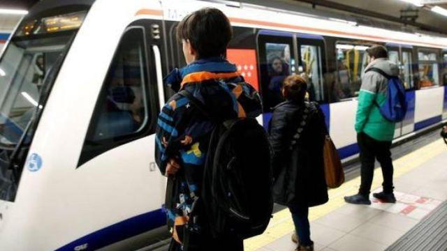 Personas esperan para subirse al Metro de Madrid.