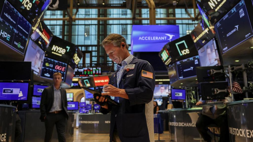 Un operador trabaja en el parqué de la Bolsa de Nueva York.