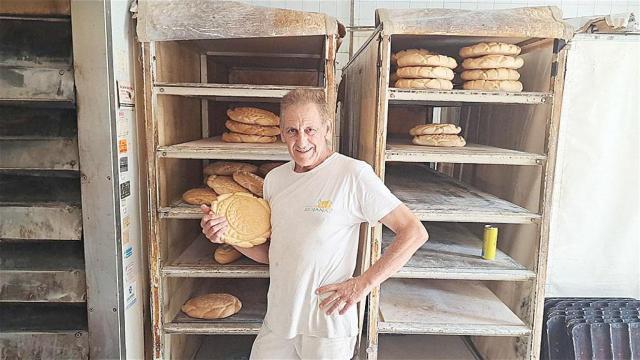 Ignacio Romero en su panadería de Valoria la Buena
