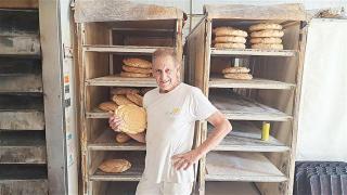 Ignacio Romero en su panadería de Valoria la Buena