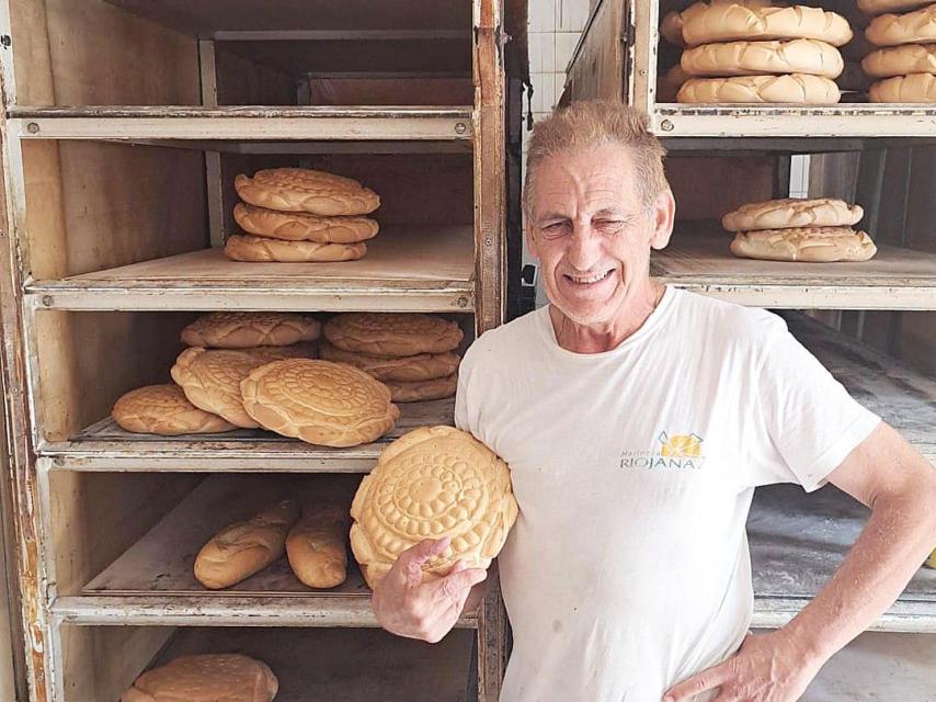 Fotografía de Ignacio trabajando en su panaería de Valoria la Buena