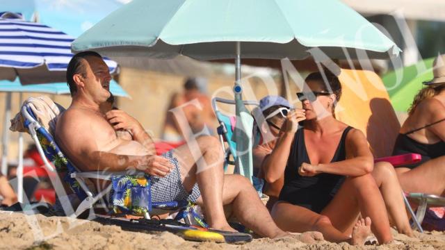 José Raúl Gracia 'El Tato' y Kate Lapekas en las playas de El Puerto de Santa María (Cádiz).