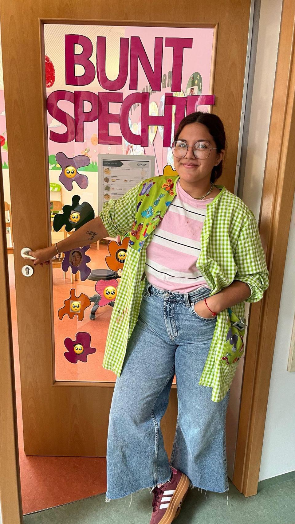 La maestra segoviana junto a un cartel de una clase de niños