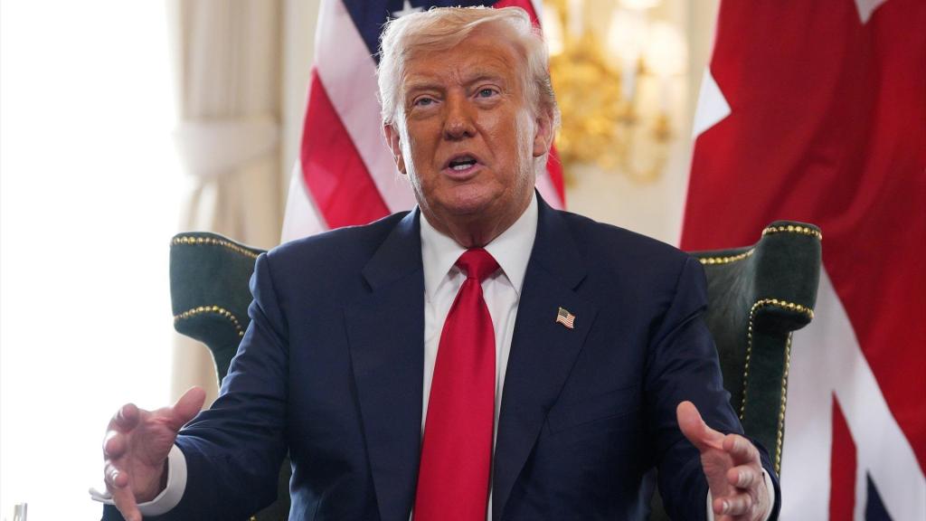 El presidente de Estados Unidos, Donald Trump, asiste a una reunión con el primer ministro británico, Keir Starmer, en el campo de golf Trump Turnberry, en South Ayrshire.