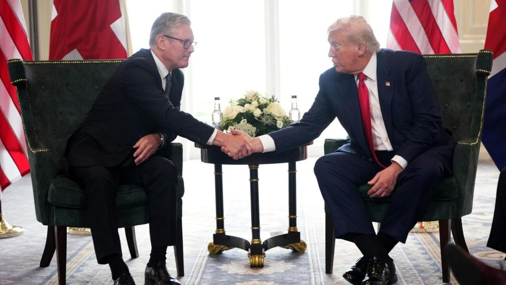 El presidente de Estados Unidos, Donald Trump, estrecha la mano del primer ministro británico, Keir Starmer, durante su reunión en el campo de golf Trump Turnberry durante el viaje privado de cinco días de Trump a Reino Unido.