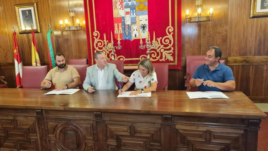 Momento de la firma del nuevo paquete de convenios, este martes en la Diputación de Zamora