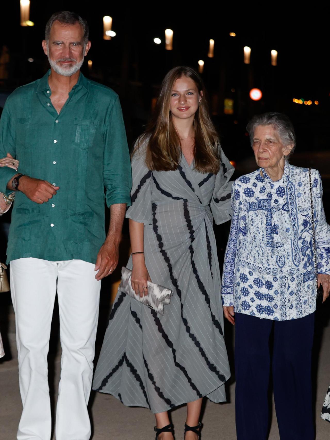Felipe VI junto a su 'tía Pecu' y la princesa de Asturias, en 2022 en Mallorca.
