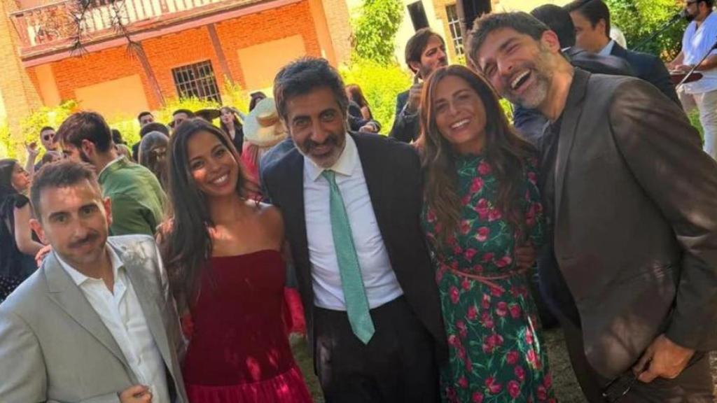 Nuria Roca y Juan del Val junto a compañeros de trabajo en la boda