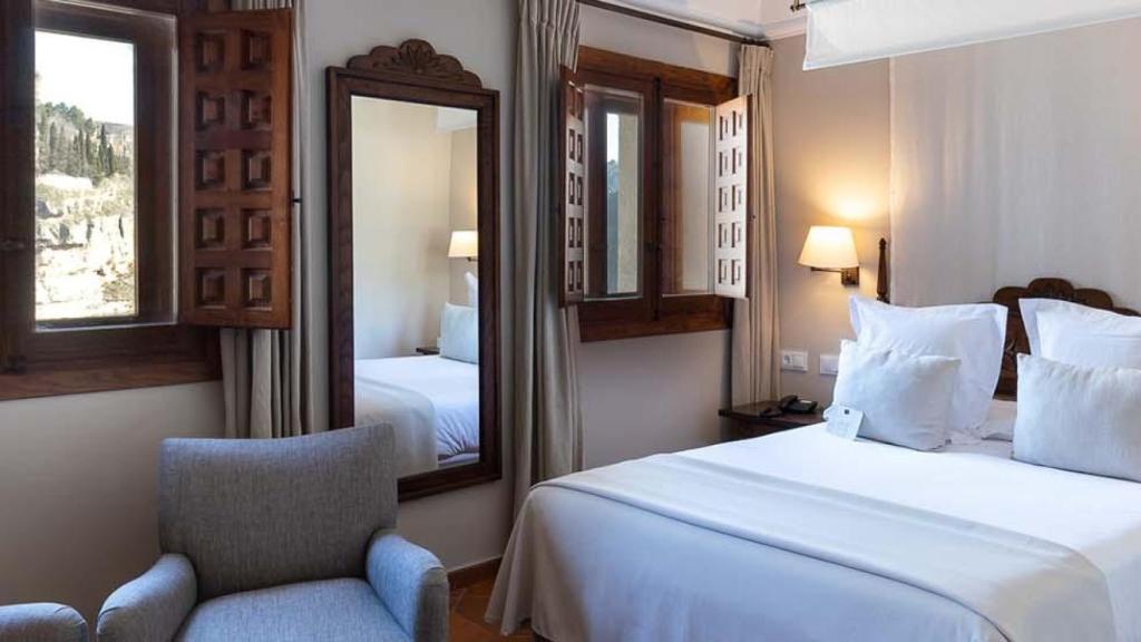 Habitación doble de matrimonio estándar del Parador de Cuenca.