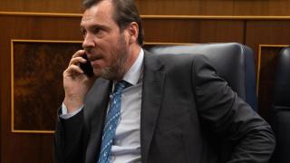 El ministro de Transporte y Movilidad Sostenible, Óscar Puente, habla por teléfono durante una sesión plenaria, en el Congreso de los Diputados.