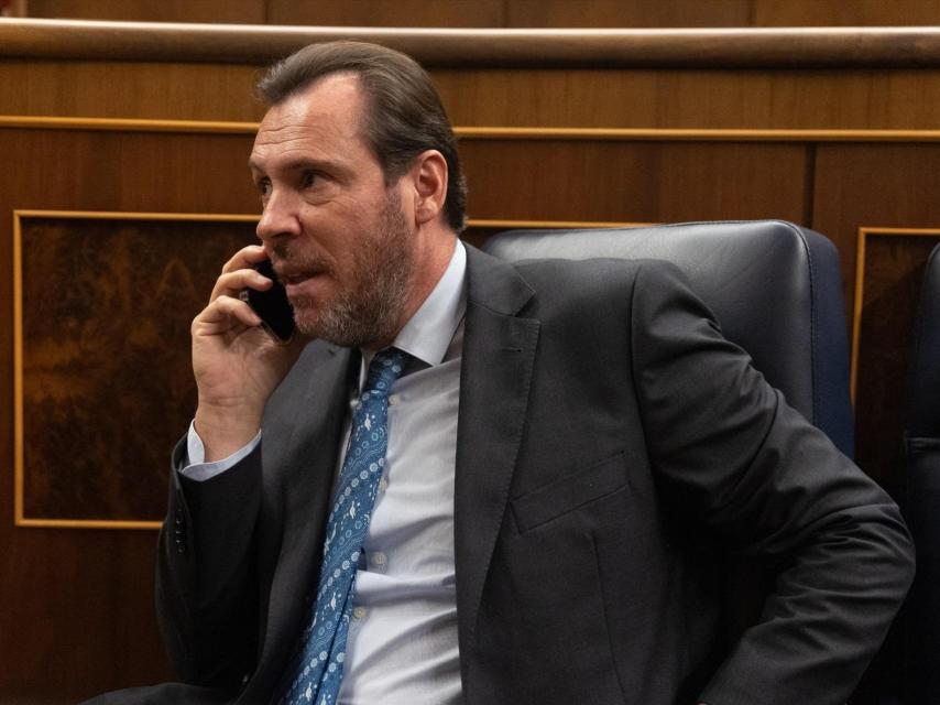 El ministro de Transporte y Movilidad Sostenible, Óscar Puente, habla por teléfono durante una sesión plenaria, en el Congreso de los Diputados.