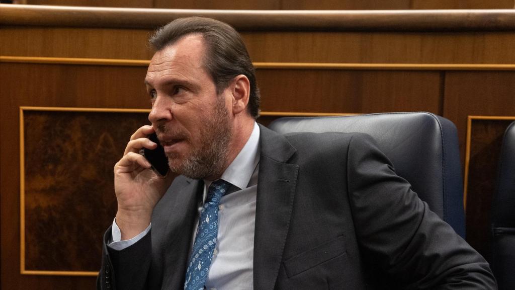 El ministro de Transporte y Movilidad Sostenible, Óscar Puente, habla por teléfono durante una sesión plenaria, en el Congreso de los Diputados.