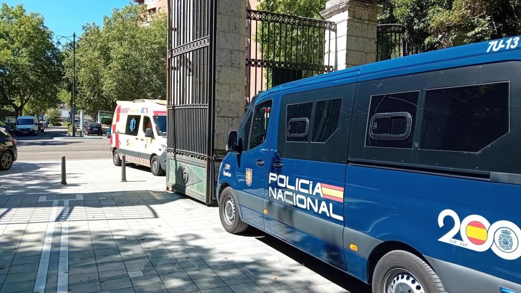 Un furgón de la Policía Nacional en la entrada del Campo Grande de Valladolid