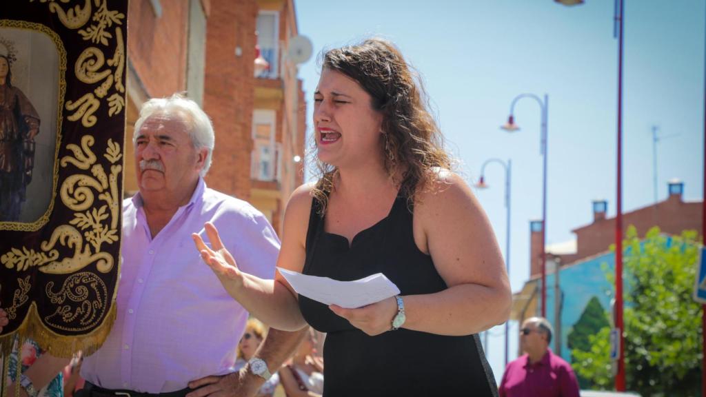 La artista local, Laura Cerdeño, durante su interpretación
