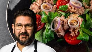 Dani García, chef con estrella Michelin, junto a una ensalada.