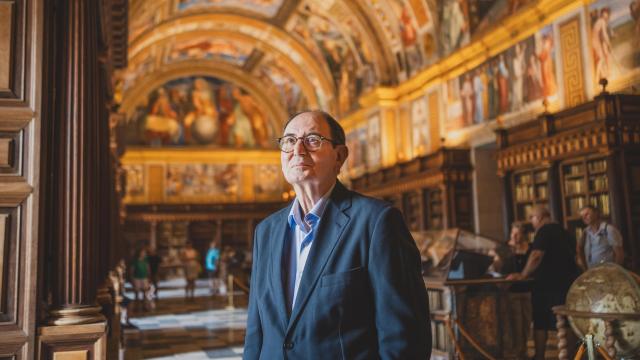 El padre Valle en la sala de los frescos de la biblioteca de El Escorial.